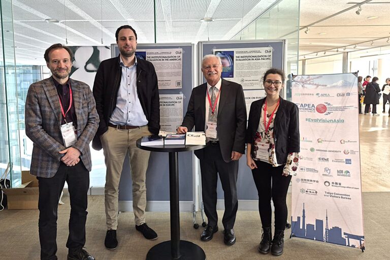 Das CEval Team auf der 5. APEA Konferenz in Tokio. Von links: Dr. Stefan Silvestrini (Geschäftsführer), Janis Wicke (Senior Evaluator), Prof. Stockmann (Gründer) und Tanja Stockmann (Projektmanagerin).