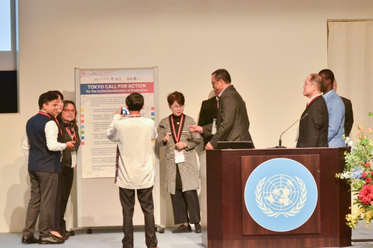 Verterter*innen der APEA Konferenz unterzeichnen den Tokyo Call for Action.