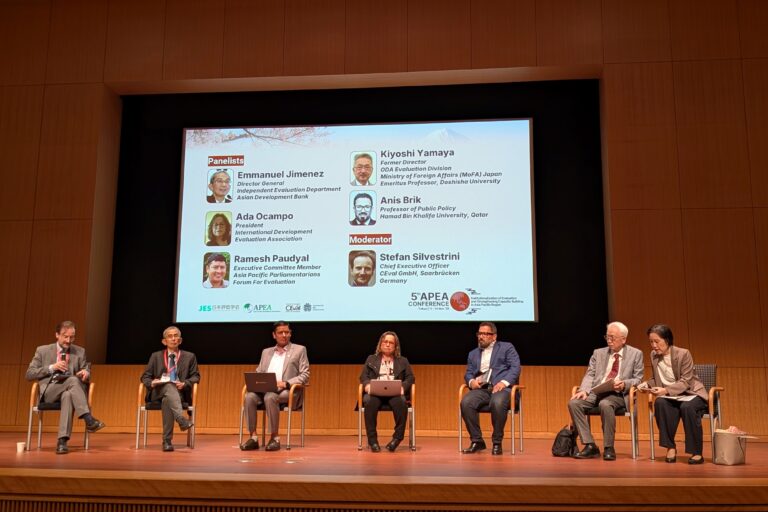 Stefan Silvestrini, CEO der CEval GmbH, moderiert eine Podiumsdiskussion zum Evaluation Globe Project.